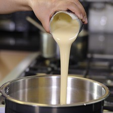 Añadir leche y leche condensada, batir con la batidora hasta obtener una mezcla suave y tersa