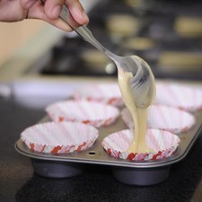 Coloca capacillos en el molde para panquecitos y vierte la mezcla dentro de estos, rellena hasta 2/3, porque la mezcla esponja con el calor del horno. Hornea por espacio de 30 a 35 minutos o hasta que, al introducir un palillo, salga limpio Deja enfriar por espacio de ½ hora y desmolda