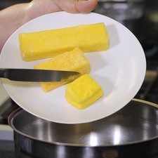 Preparar el betún blanco: Acremar la mantequilla a temperatura ambiente a velocidad baja.