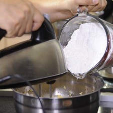 Incorporar poco a poco el azúcar glass hasta que la mezcla se vea seca