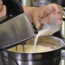 Agrega la leche a velocidad media hasta que quede un betún esponjoso