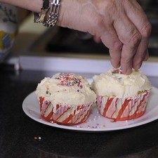 Cubre el betún con un trapo de cocina limpio y húmedo hasta el momento de usarlo, para que no se seque. Decora a tu gusto con betún, dulces o chispas de chocolate