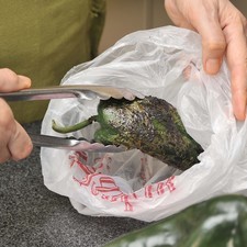 Colocarlos en una bolsa de plástico para que se suden durante 5 minutos.