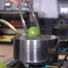 Poner a hervir los tomates verdes junto con los chiles serranos durante cinco minutos hasta que cambien de color pero antes de que se reviente piel. Dejar enfriar un poco. S 13872 1475614509