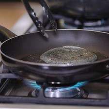 Calentar un poco de aceite en una sartén y pasar rápidamente cada tortilla para que se suavice. S 13878 1475615808