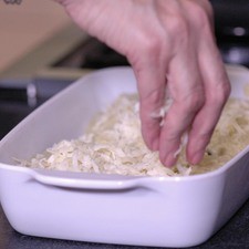 Bañar las enchiladas con la salsa verde y cubrir con el queso rallado. Hornear a 350°F (175°C) de 10 a 15 minutos hasta que el queso esté derretido y dorado. S 13881 1475616179