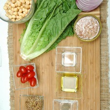 Ingredientes para garbanzos 250 gramos de garbanzo 10 piezas de jitomate cherry 1 lata de atún en aceite 1/4 pieza de cebolla morada 1 pieza de lechuga orejona Ingredientes para vinagreta 2 cucharadas de mostaza dijón 2 cucharadas de aceite de oliva extra virgen 1 cucharada de vinagre blanco sal al gusto pimienta negra molida al gusto