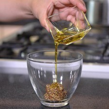 Preparar el aderezo, mezclar en un tazón mostaza, aceite de oliva.