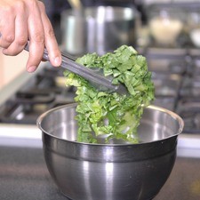 Picar la lechuga y desinfectar en un tazón con unas gotas de desinfectante durante 5 minutos.