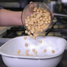 Colocar los garbanzos en la ensaladera.