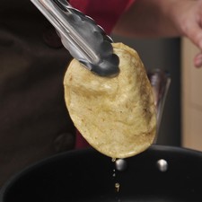Freír las tortillas de maíz en aceite por ambos lados, a que se remojen pero no se doren. Dejar escurrir sobre una toalla de papel absorbente.