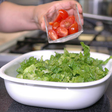 Agregar la lechuga, tomates cherry partidos.
