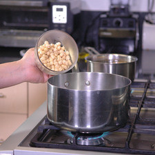 Colocar los garbanzos con agua y sal en una olla honda, hasta que estén suaves y cocidos. Dejar enfriar, escurrir y reservar.