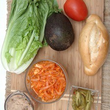 Ingredientes para receta 4 piezas de pan bolillo 2 tazas de tinga de pollo Nuevo 1 pieza de aguacate 1 pieza de jitomate guaje 1 taza de frijoles refritos 1/4 taza de chiles en vinagre 1 pieza de lechuga orejona desinfectante de verduras al gusto