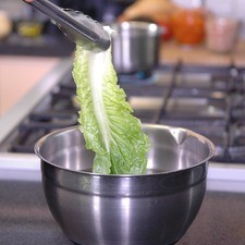 Colocar en un tazón con agua y unas gotas de desinfectante las hojas de lechuga y dejar reposar unos minutos y escurrir.
