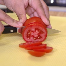 Cortar el jitomate en rodajas.
