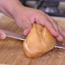 Cortar por la mitad el bolillo.