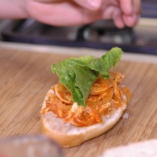Añadir la tinga y unas hojas de lechuga,