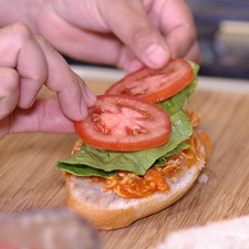 Colocar encima unas rodajas de jitomate.