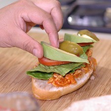 Colocar la cebolla, chiles y por ultimo, unas rodajas de aguacate.