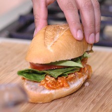 Tapar con la otra mitad del bolillo para formar la torta.