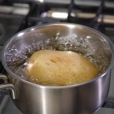 Poner a cocer la papa en una olla pequeña con agua hirviendo durante 10 minutos. Dejar enfriar.