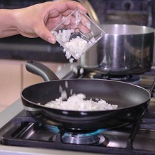 Acitronar la cebolla en un poco de aceite de oliva.