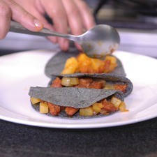 Rellenar cada tortilla de la papa con chorizo. Se pueden dejar sudar dentro de una tortillera.