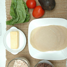 Ingredientes para receta 4 piezas de tortilla de harina 1 taza de pechuga de pollo deshebrada Help 1 taza de frijoles refritos 100 gramos de queso chihuahua Nuevo 1 pieza de lechuga orejona 2 piezas de jitomate 1 pieza de aguacate