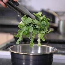 Picar la lechuga y poner a remojar en agua con unas gotas de desinfectante durante 5 minutos. Escurrir y reservar.