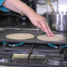 Calentar las tortillas sobre el comal.
