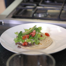 Agregar lechuga picada, jitomate picado y una rebanada de aguacate.