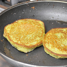 Utilizar la masa para hacer tortitas tipo hamburguesa, o en forma de nuggets o también en forma de milanesa. Freír las tortitas en el sartén un par de minutos de cada lado.