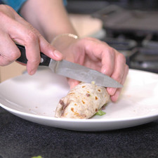 Cortar por la mitad cada burrito al gusto.