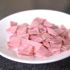 Picar el jamón en cuadros pequeños.