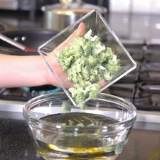 Colocar en un tazón el brócoli con suficiente agua y unas gotas de desinfectante durante 5 minutos. Escurrir y reservar.