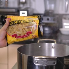 Hervir agua en una olla, agregar la pasta.