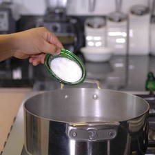 Añadir un poco de sal y dejar cocer entre 8 y 10 minutos, hasta que esté al dente.