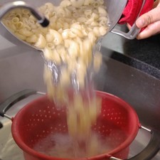 Escurrir la pasta y reservar.