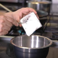 Mezclar en un tazón la crema.