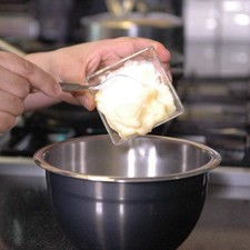 Añadir mayonesa y pimienta revolver bien con la pala para integrar los ingredientes.