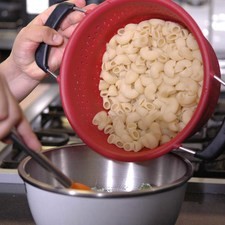 Añadir la pasta y revolver.