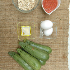Ingredientes para receta 5 piezas de calabacita italiana 5 cucharadas de avena 3 cucharadas de agua 2 piezas de huevo sal al gusto pimienta negra molida al gusto 2 cucharadas de aceite de oliva salsa roja picante al gusto