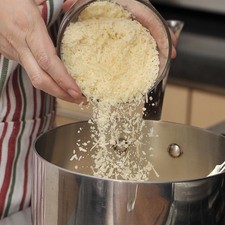 Agregar el queso parmesano, el vinagre y sazonar con un poco de sal y pimienta al gusto