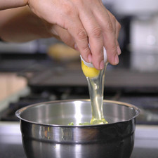 Agregar los huevos, sazonar con sal y pimienta. Revolver bien todo con una cuchara. Integrar los ingredientes con la mano hasta obtener una mezcla manipulable.