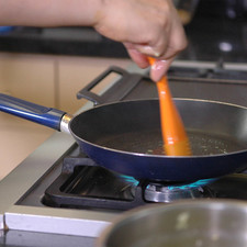 Calentar el sartén y cuando esté caliente barnizar con la ayuda de la brocha con un poquito de aceite de oliva.