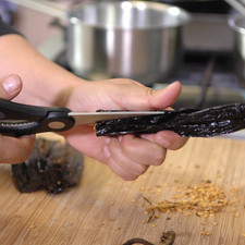 Desvenar con una tijera los chiles pasilla.