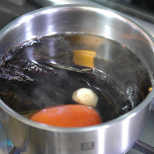 Poner a hervir las pieles de los chiles, jitomate y diente de ajo durante 5 minutos dejar enfriar.