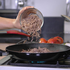 Dejar cocer unos minutos más y añadir la carne deshebrada.
