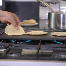 Para servir calentar las tortillas sobre un comal.